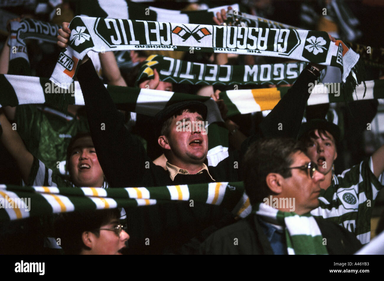 Appassionati di musica celtica sventolare le loro sciarpe al Celtic Park terra precedentemente noto come Parkhead, Glasgow, Scozia Foto Stock