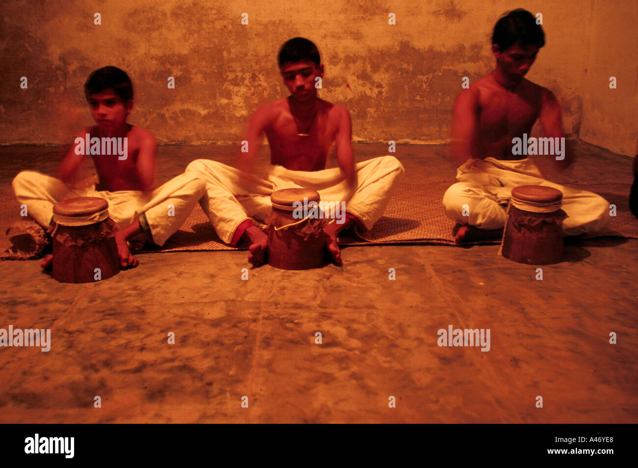 Kathakali studenti presso il Kerala Kalamandalam drumming ad una classe di danza, Kerala, India Foto Stock