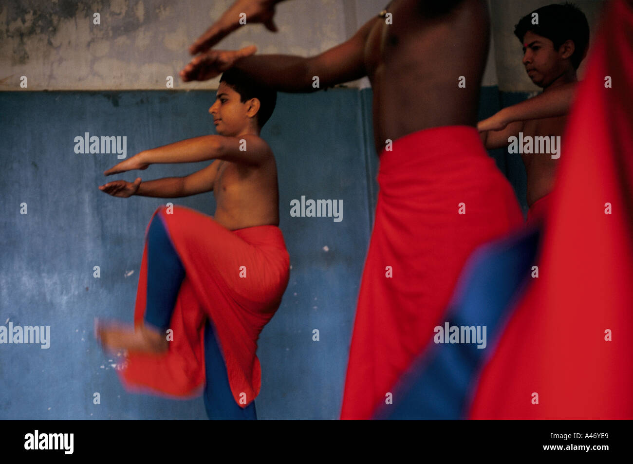Kathakali studenti presso il Kerala Kalamandalam ad una classe di danza, Kerala, India Foto Stock