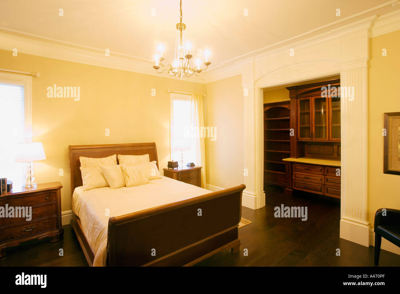 Un elegante camera da letto Foto Stock