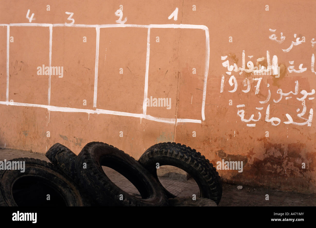 Vecchi pneumatici per camion elettorale e la visualizza sulla parete del Marocco Marrakech Foto Stock