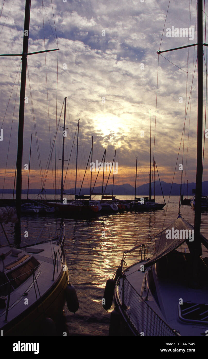 Hafen von Torri del Benaco bei Sonnenuntergang Foto Stock