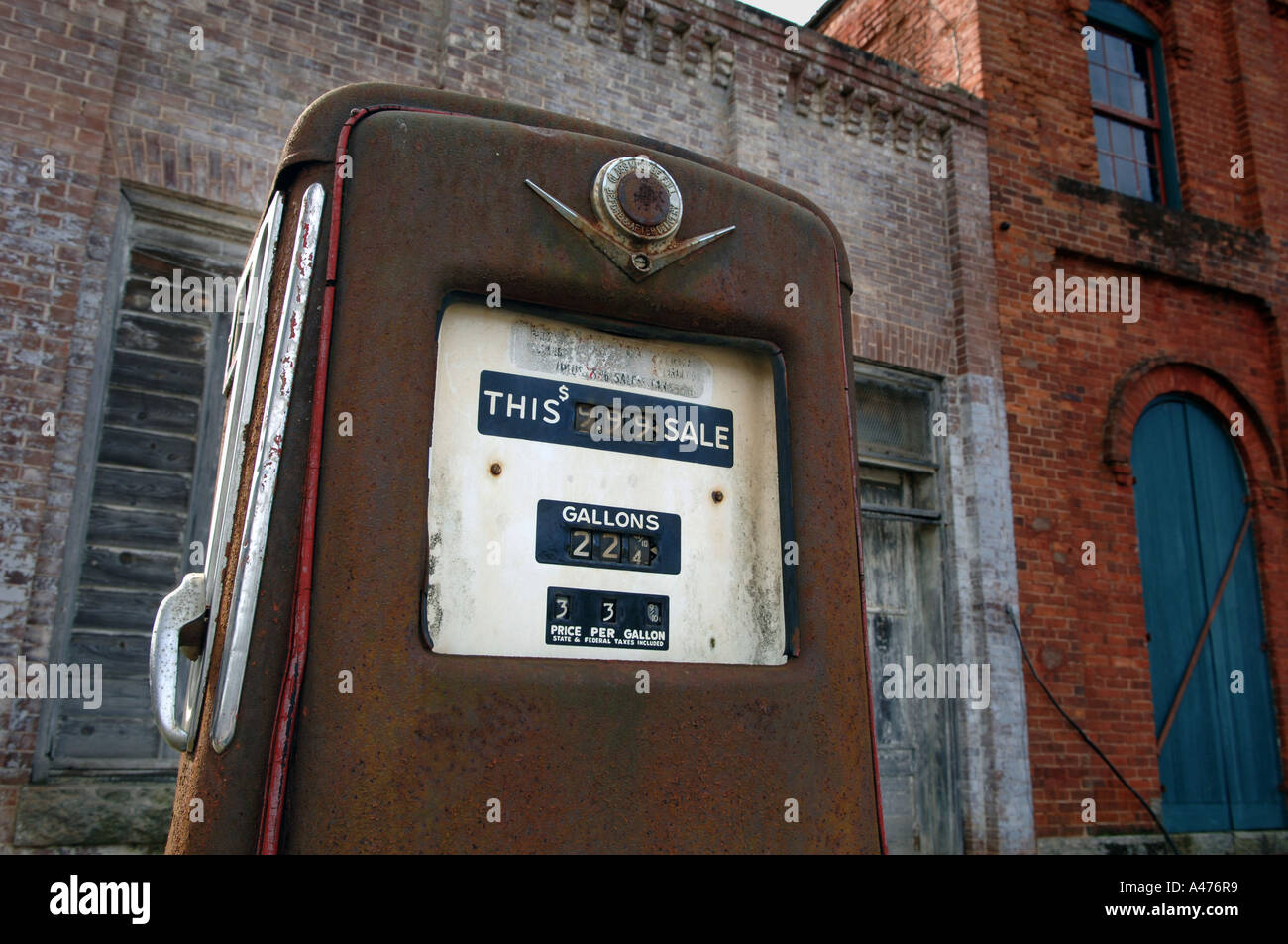 Vecchio arrugginito pompa di benzina con un gallone prezzo risalente agli anni sessanta Georgia rurale Robin Nelson Foto Stock