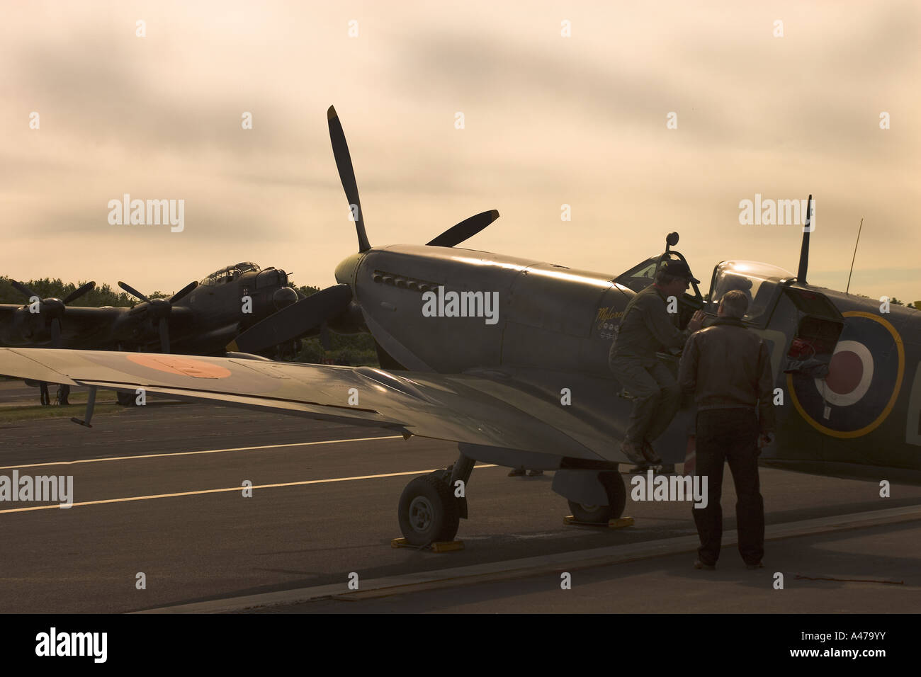 WWII Spitfire con bombardiere Lancaster in background Biggin Hill Regno Unito Foto Stock