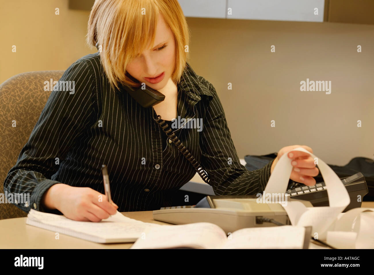 Cercando di trovare il giusto equilibrio tra i libri Foto Stock