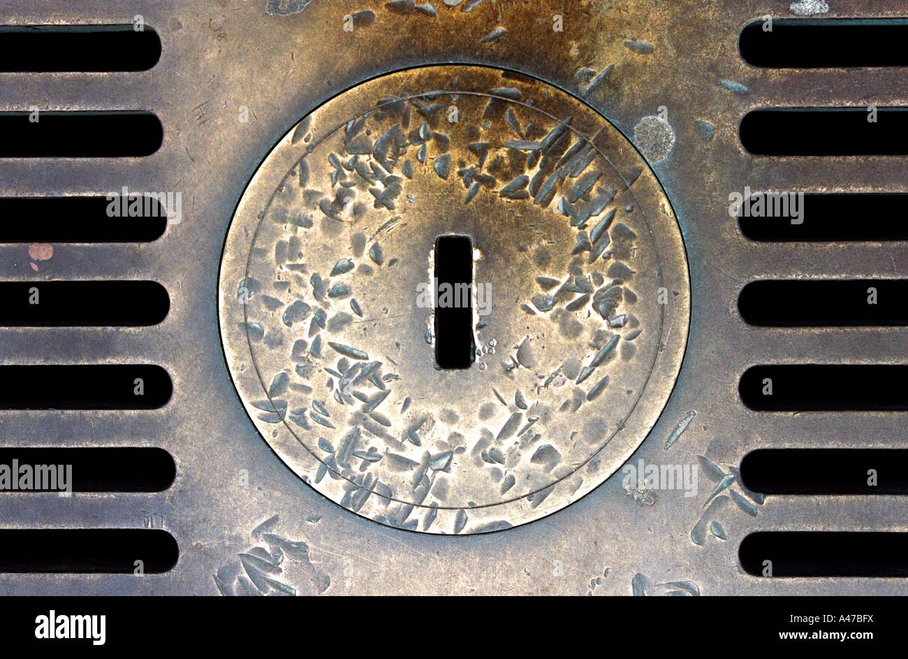 Vecchia griglia in ottone a Praga, Repubblica Ceca Foto Stock