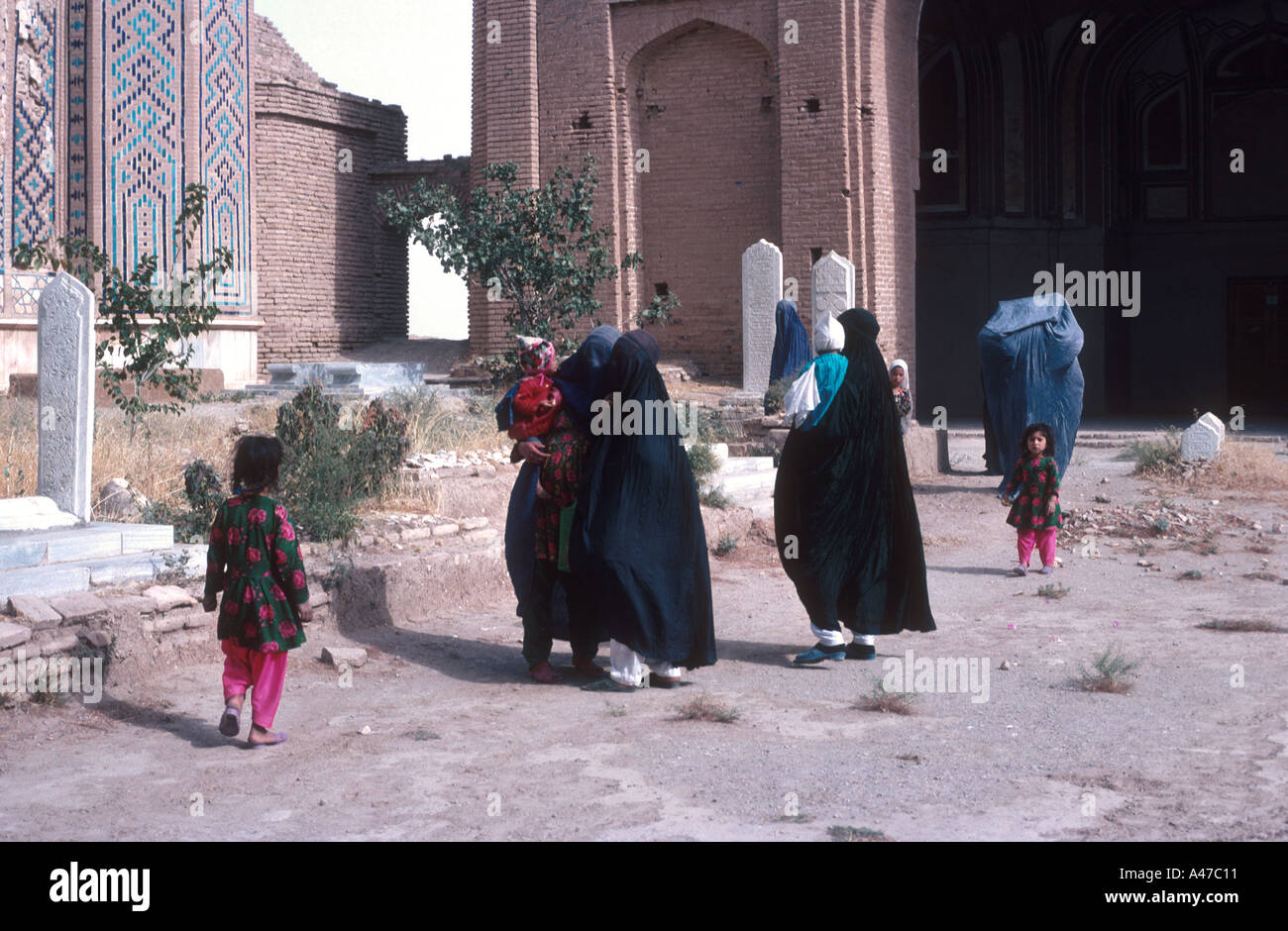 Le donne e i bambini adorare al Santuario di Kwaja Abdulla Ansari Gazargah vicino a Herat in Afghanistan Foto Stock