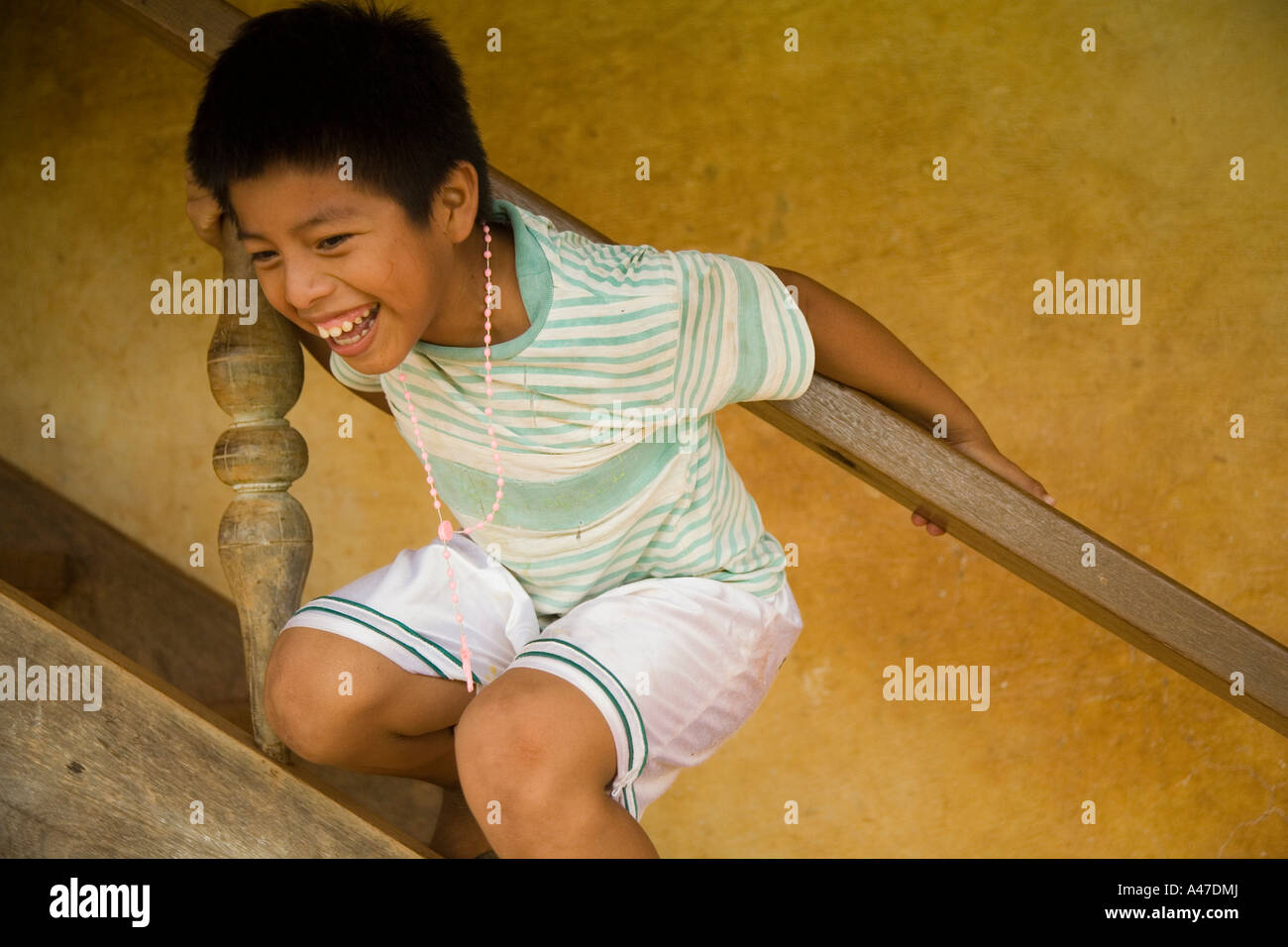 Ragazzo salta fuori da scale, le missioni dei Gesuiti, Santa Ana, Bolivia Foto Stock