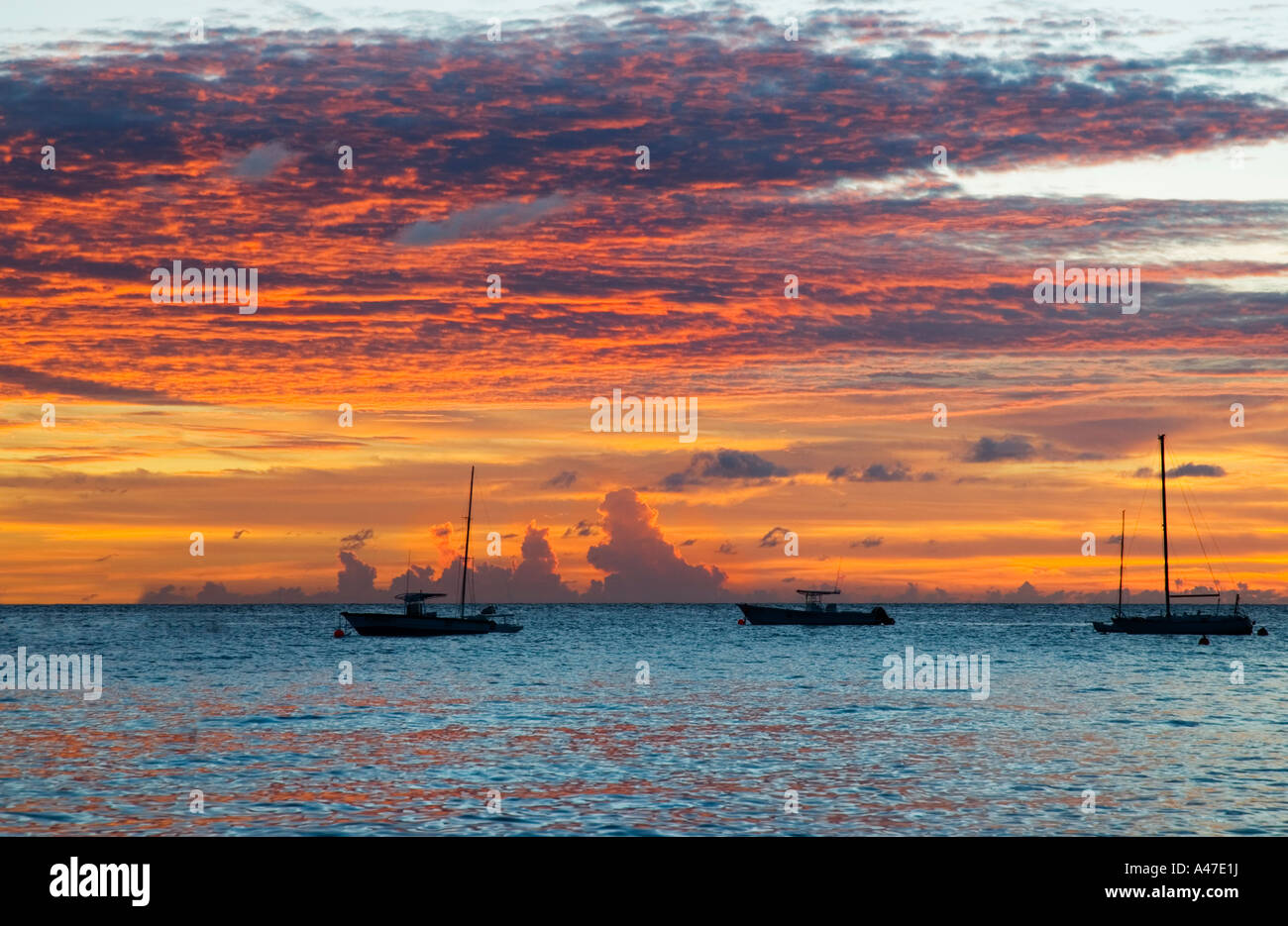 Barche al tramonto, Carlisle Bay, St Michael, Barbados, 8/06 Foto Stock