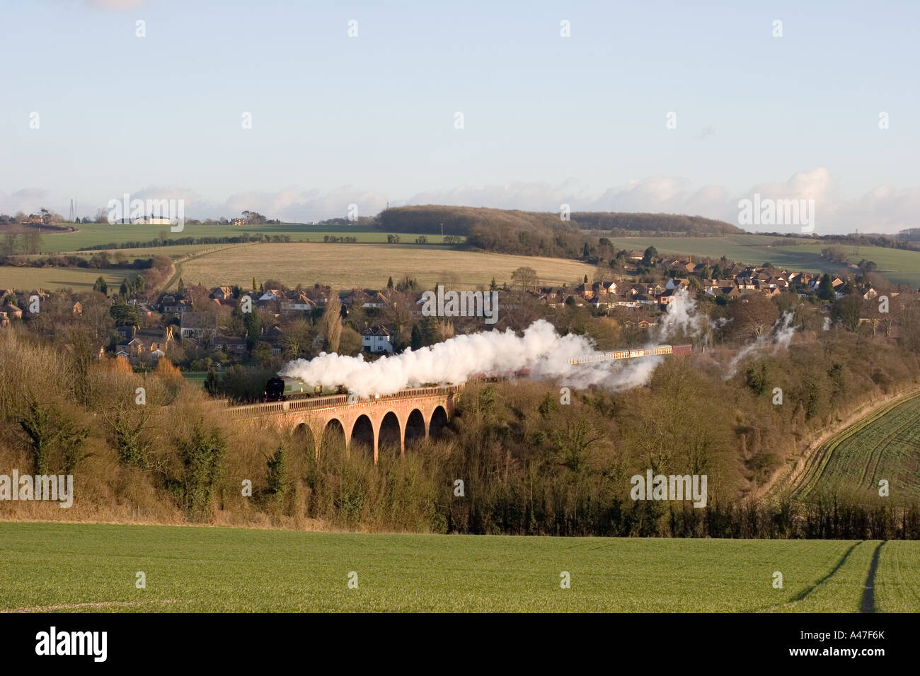Conserve di British Railways locomotiva a vapore numero 34067 Tangmere incrocio viadotto Eynsford nel Kent. Foto Stock