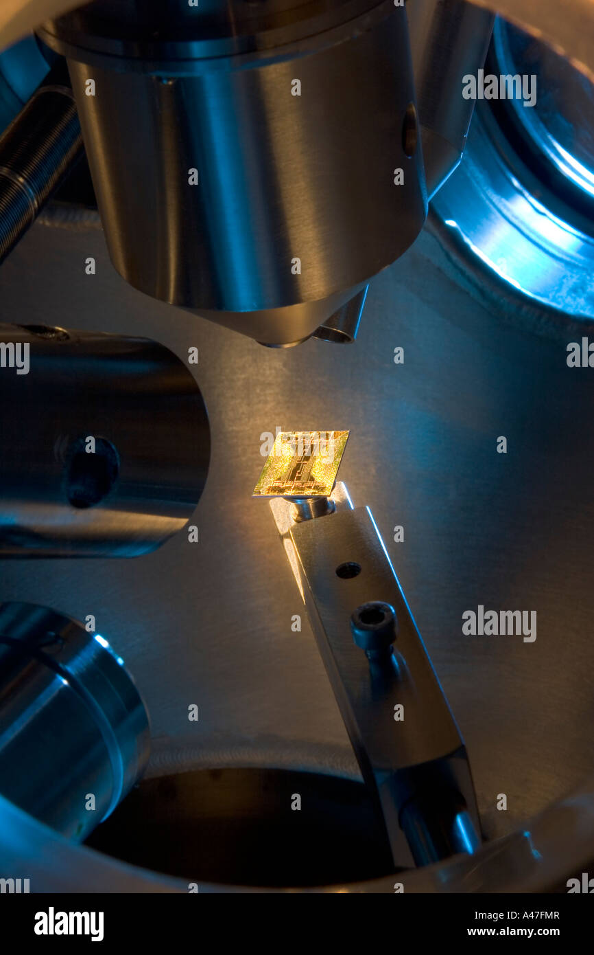 Esaminare la superficie di micro dispositivi elettronici utilizzando raggi x foto di spettroscopia di elettroni Foto Stock