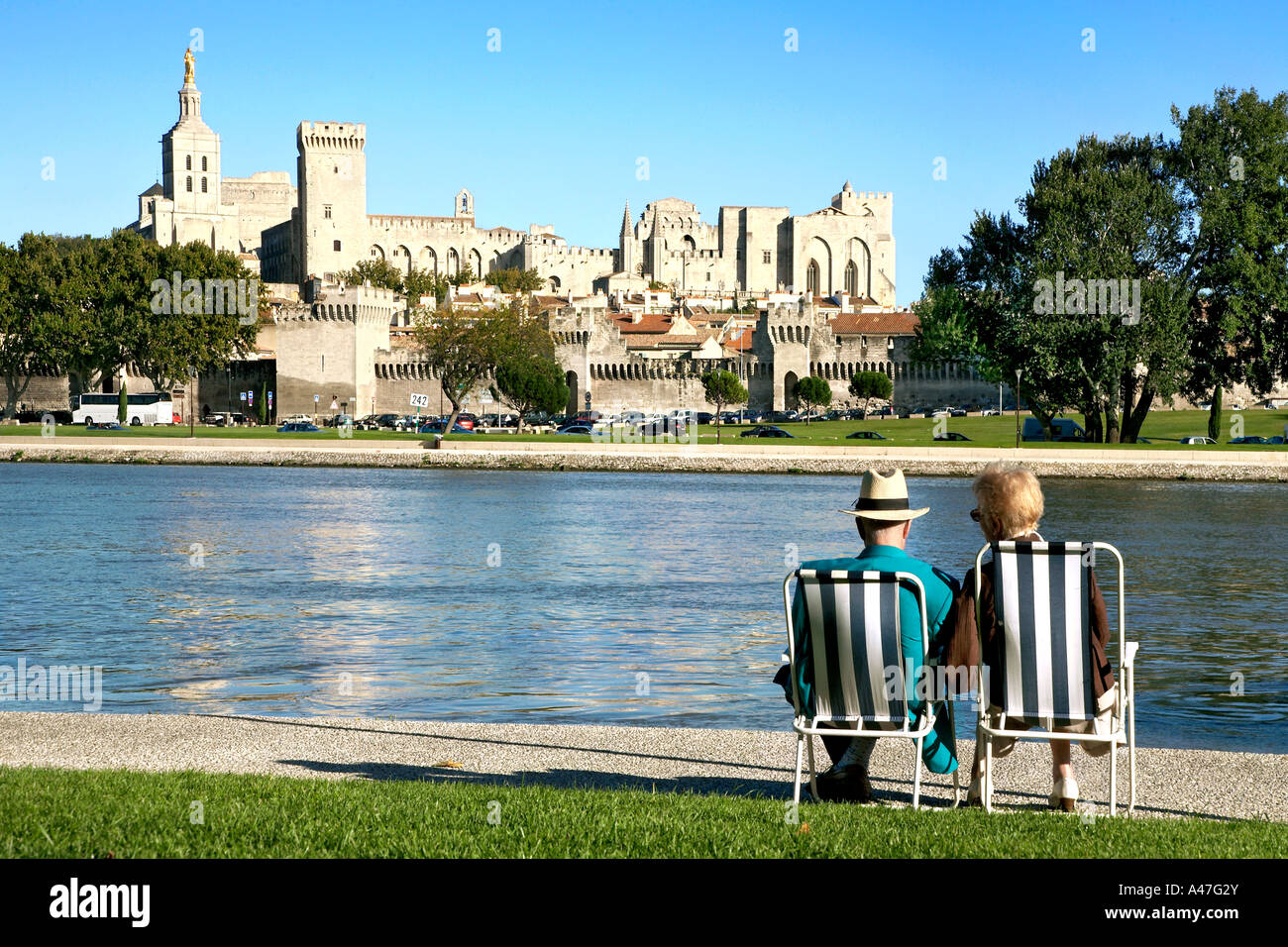 Rilassante vicino al fiume Rodano in Avignone, Provenza, Francia. Foto Stock