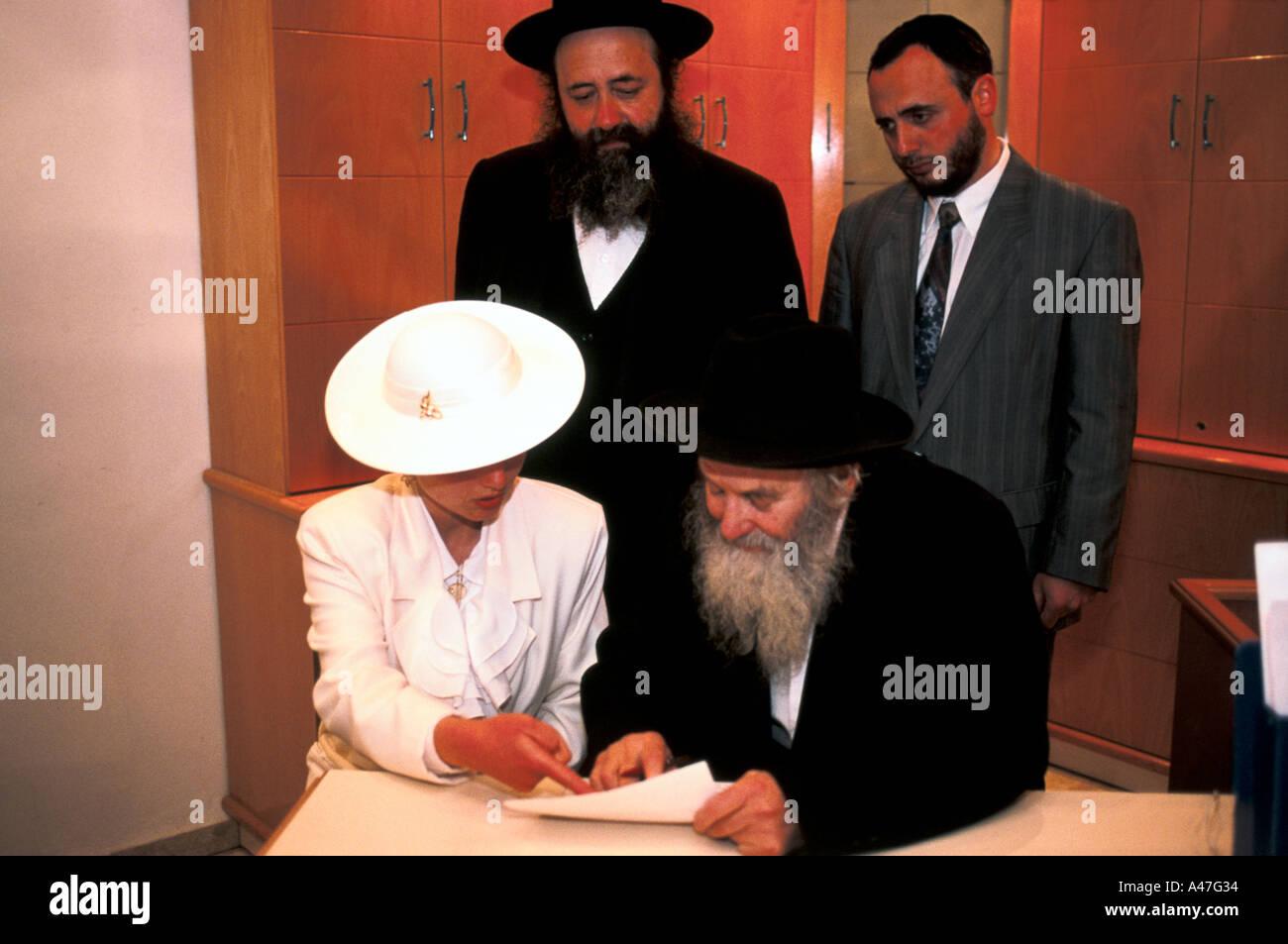 Una coppia ebrea segno matrimonio legale documenti prima di un Rabbino del  loro matrimonio in una sinagoga a Gerusalemme, Israele Foto stock - Alamy