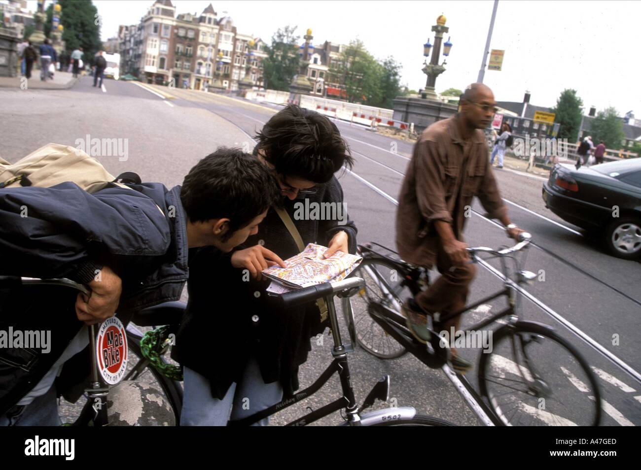 I turisti in un tour in bicicletta di amsterdam guarda la mappa della città. Foto Stock