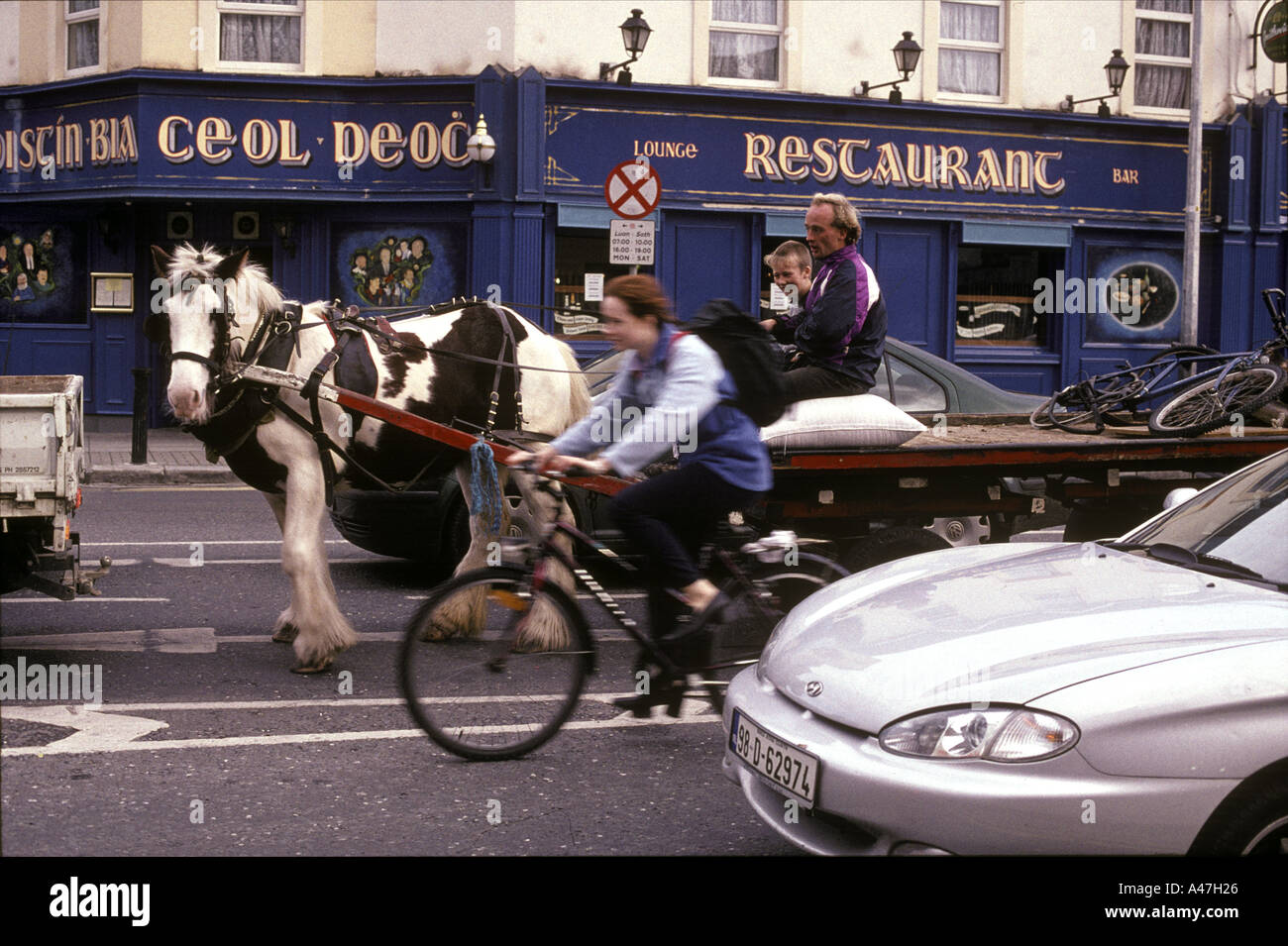 Il trasporto di cavalli è ancora una visione comune sulle strade di Dublino Foto Stock
