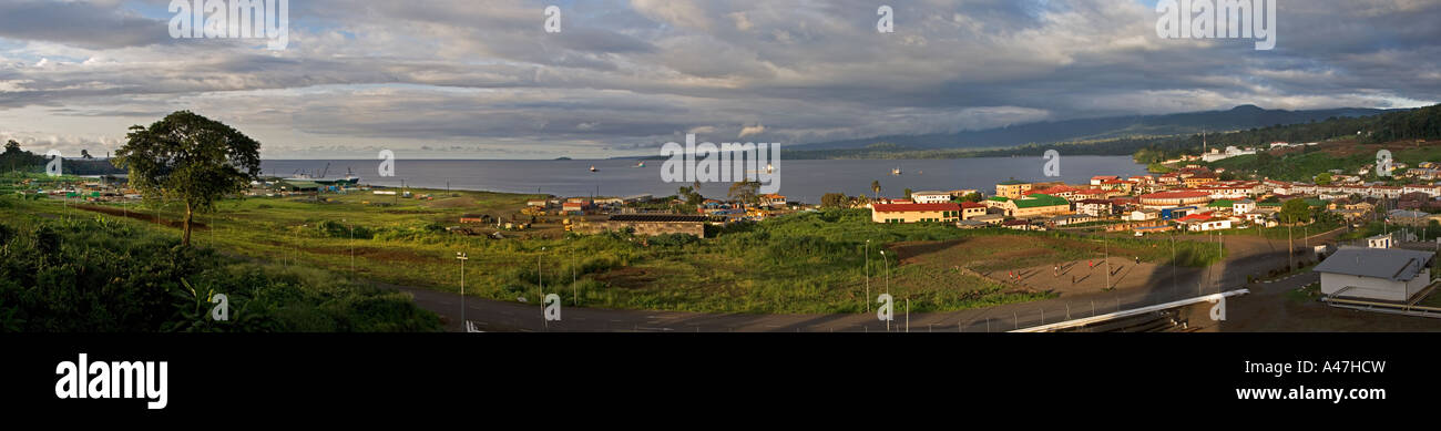 Panorama verso Luba Freeport e città, isola di Bioko, Guinea Equatoriale, Africa centrale Foto Stock