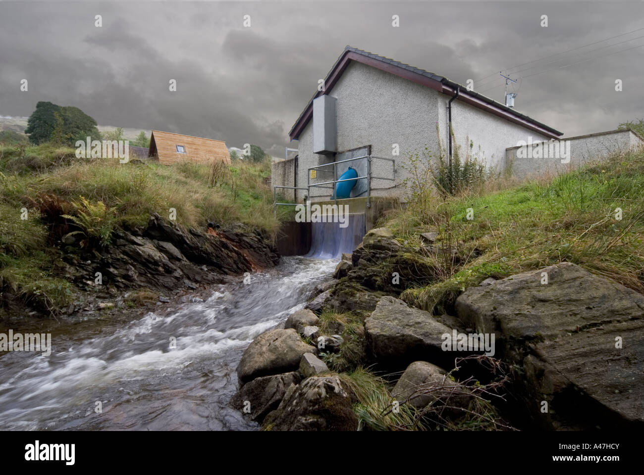 Casa della turbina e tailrace di Auchteryre Idro Elettrica Power Station Tyndrum, Stirling, Scozia UK Foto Stock