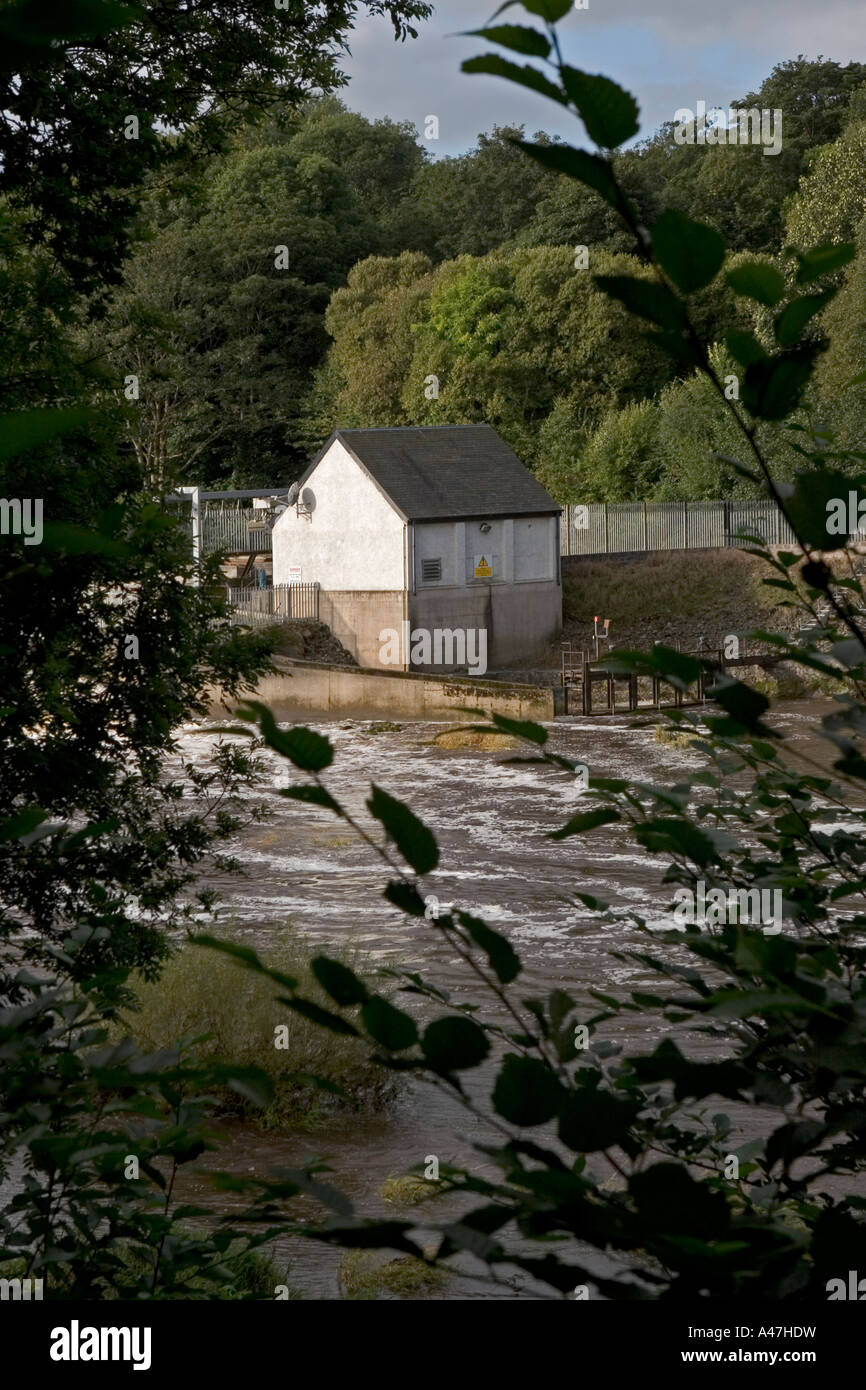 Weir e casa della turbina di Blantyre idro elettrica stazione di potenza, Fiume Clyde vicino Glasow, Scotland, Regno Unito Foto Stock