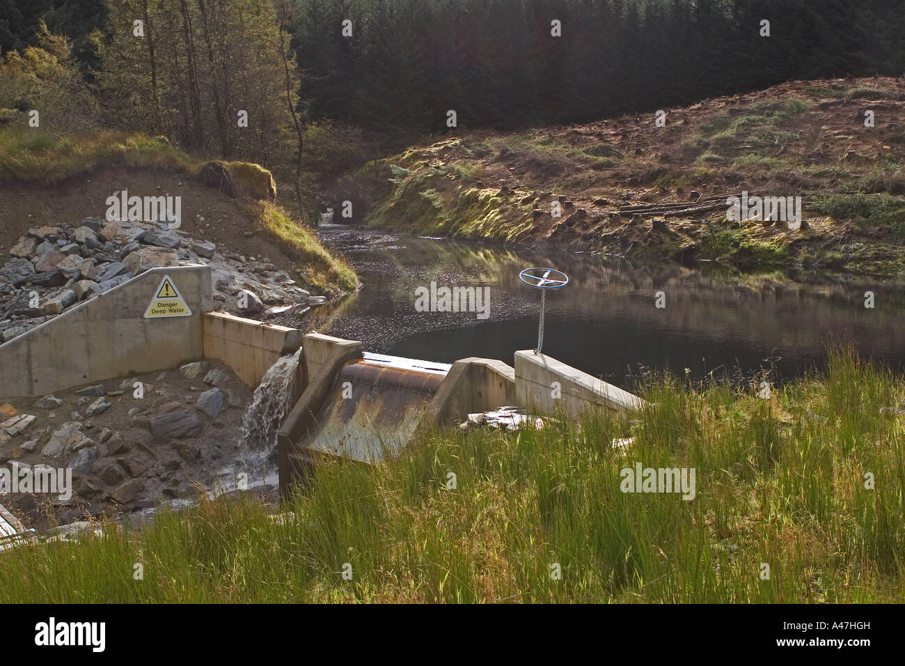 Weir di piccoli impianti idroelettrici di potenza elettrica regime, Scotland Regno Unito Foto Stock