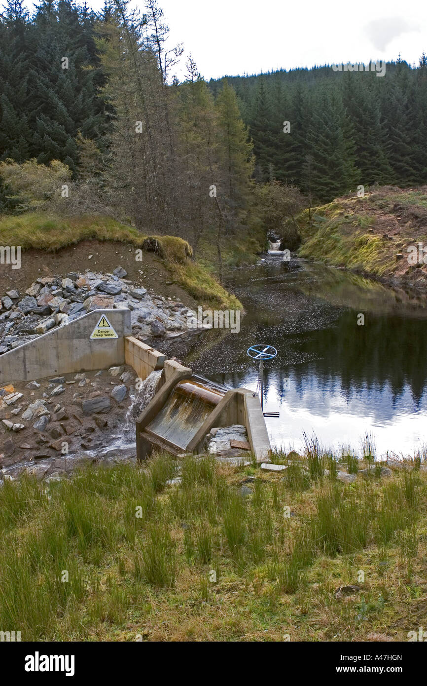 Weir di piccola scala idro elettrica Schema alimentazione, Scotland, Regno Unito Foto Stock