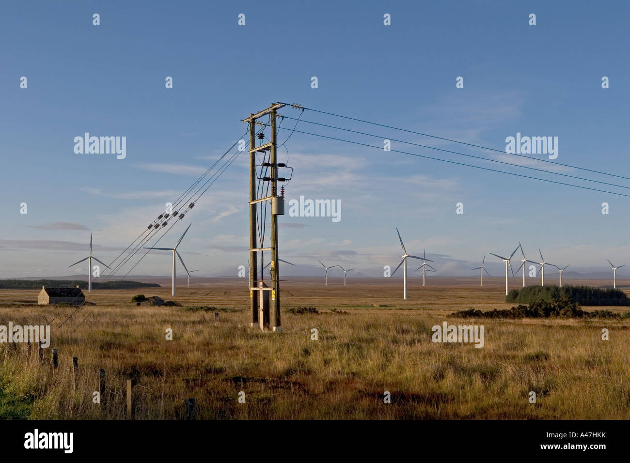 Il potere di vento turbine con stazione di sub sala di controllo, Causeymire wind farm, Caithness in Scozia, Regno Unito Foto Stock