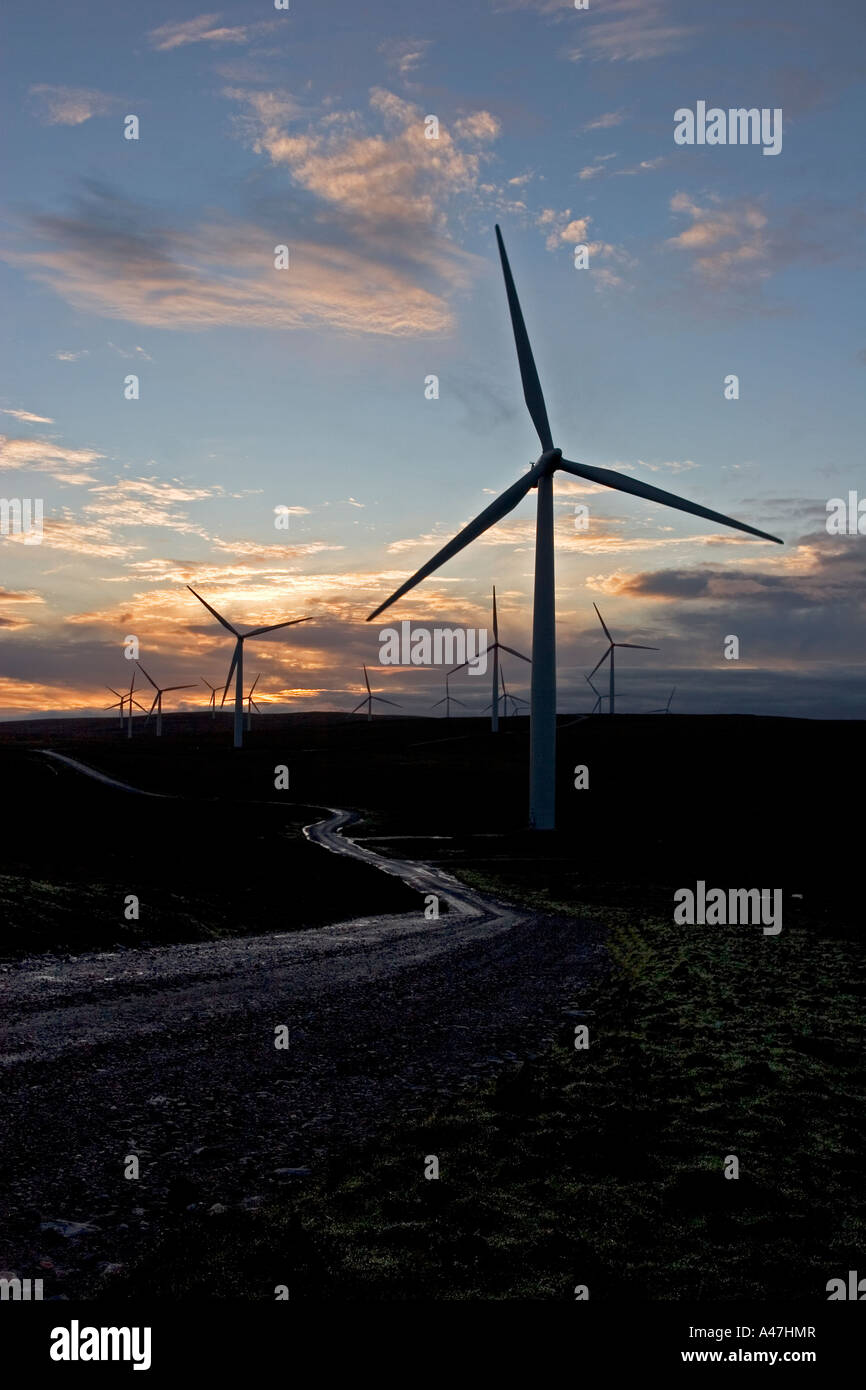 Wind Turbine di potenza all'alba, Farr Wind Farm, Inverness, Scotland Regno Unito Foto Stock