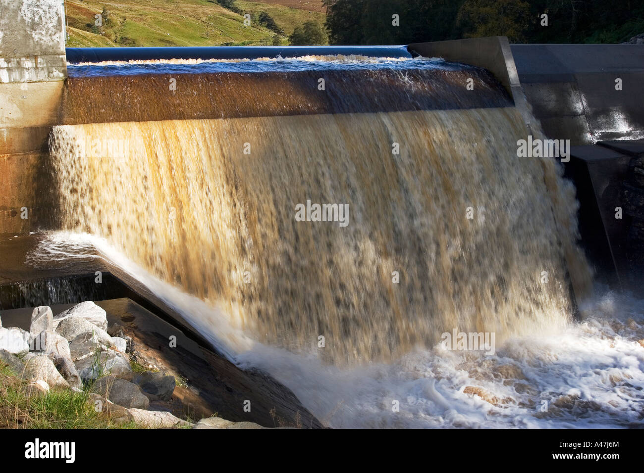 Aspirazione di stramazzo Garrogie piccola scala idro regime sul fiume Fechlin vicino a Fort Augustus Highland Scozia UK Foto Stock