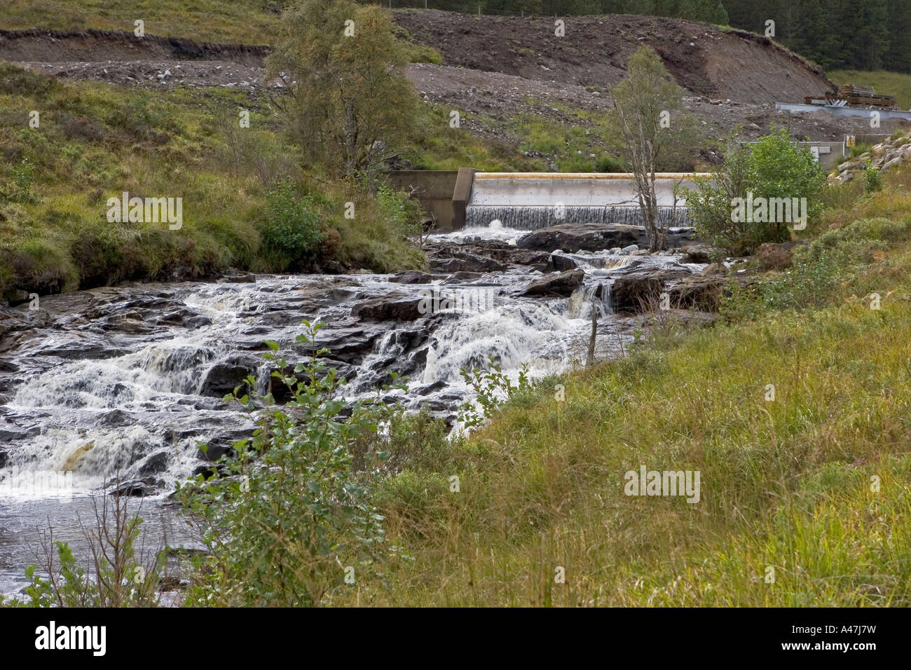 Weir facente parte di piccola scala idro schema elettricità Garry Gualach vicino Invergary Highland Scozia UK Foto Stock