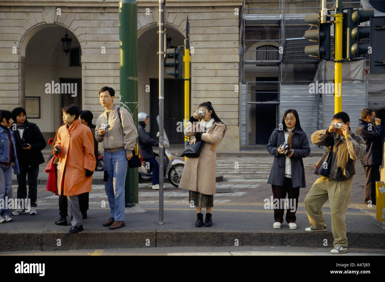 I turisti giapponesi a Milano prendendo fotografie del teatro alla scala Foto Stock