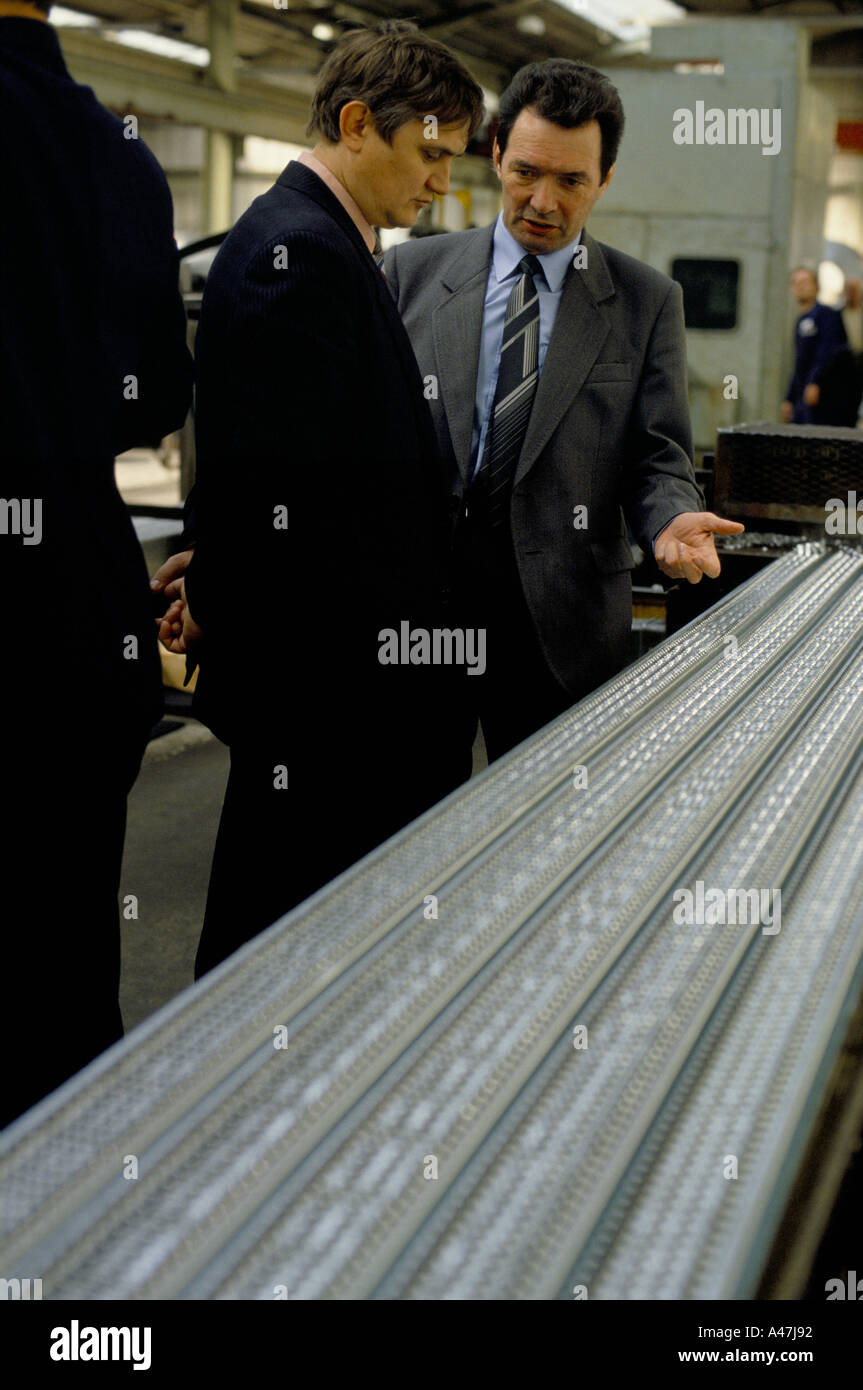 Sovietica scienziati imprenditori e manager visitando l'industria britannica per saperne di gestione e tecniche di produzione Foto Stock
