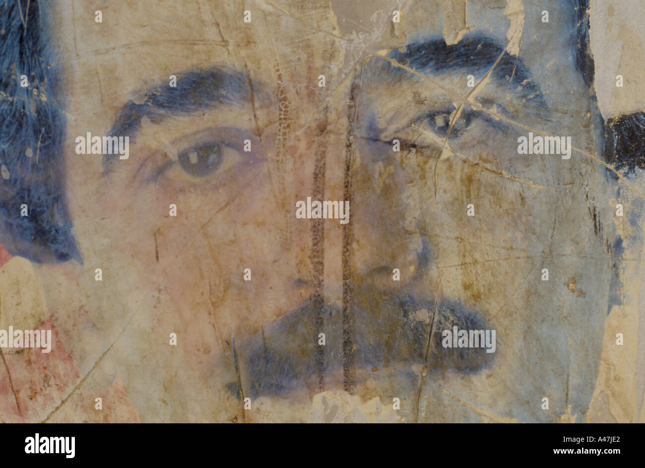 Rovinato cartellone elettorale di momir bulatovic del socialista partito nazionale Foto Stock