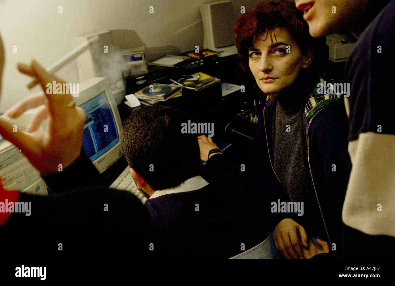 I giornalisti di radio free montenegro un pro indipendenza della stazione base in un appartamento a Podgoriza Foto Stock