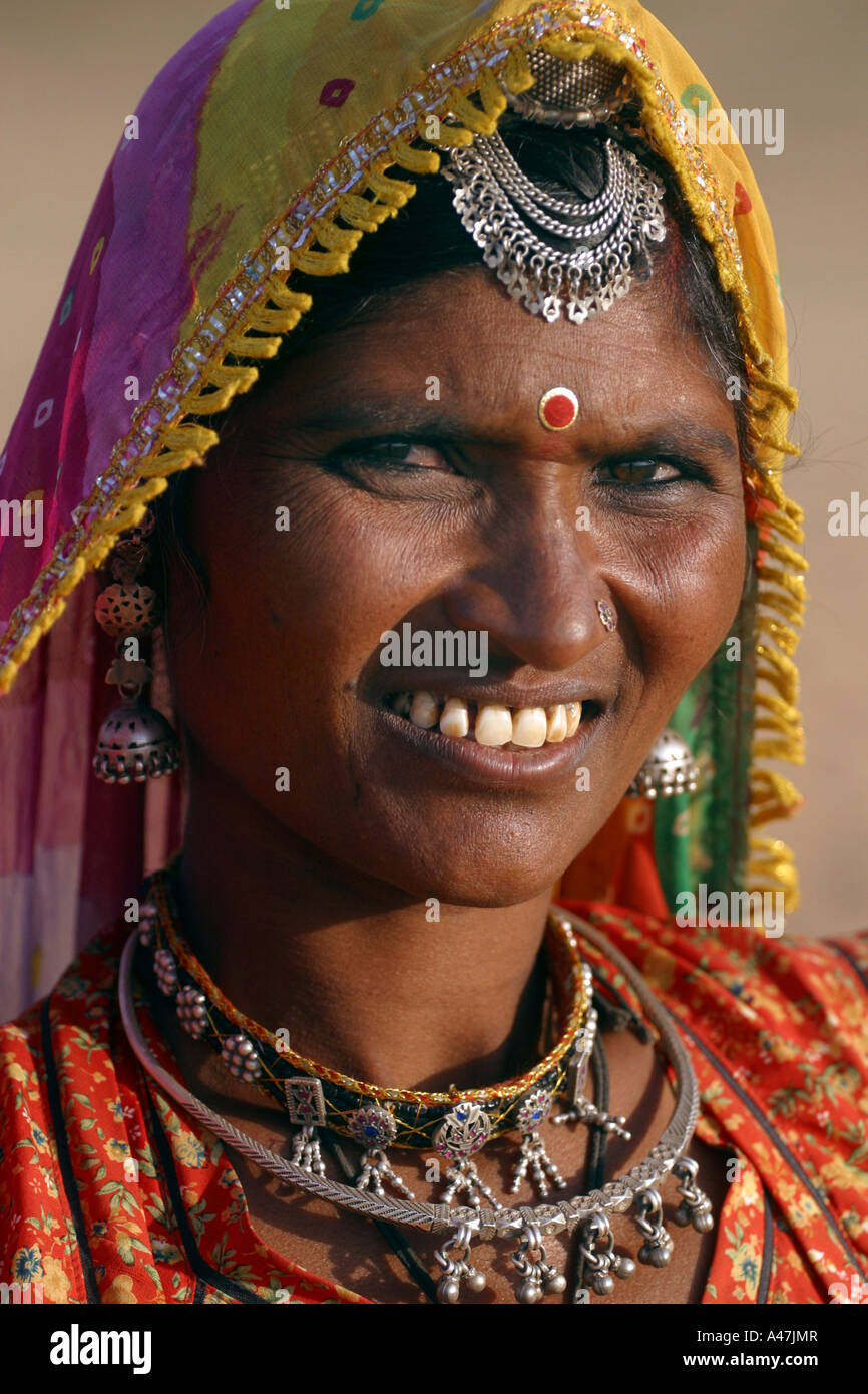 Una donna di Rajasthani indossa tradizionali abiti indiani durante l  annuale Pushkar Camel Fair in India Foto stock - Alamy