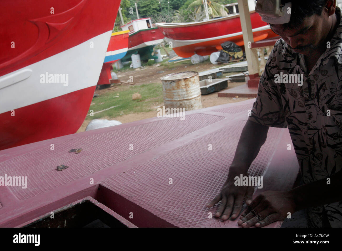 Un cantiere costruisce barche da pesca per i pescatori che hanno perso le loro barche dello tsunami nella città di Unawatuna nel sud dello Sri Lanka Foto Stock