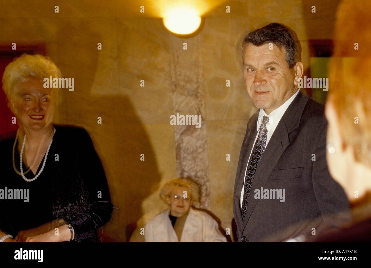 Svetlana broz tito s granduaghter a meetin per leggere estratti dal suo libro circa le guerre balcaniche, niksic Montenegro Foto Stock