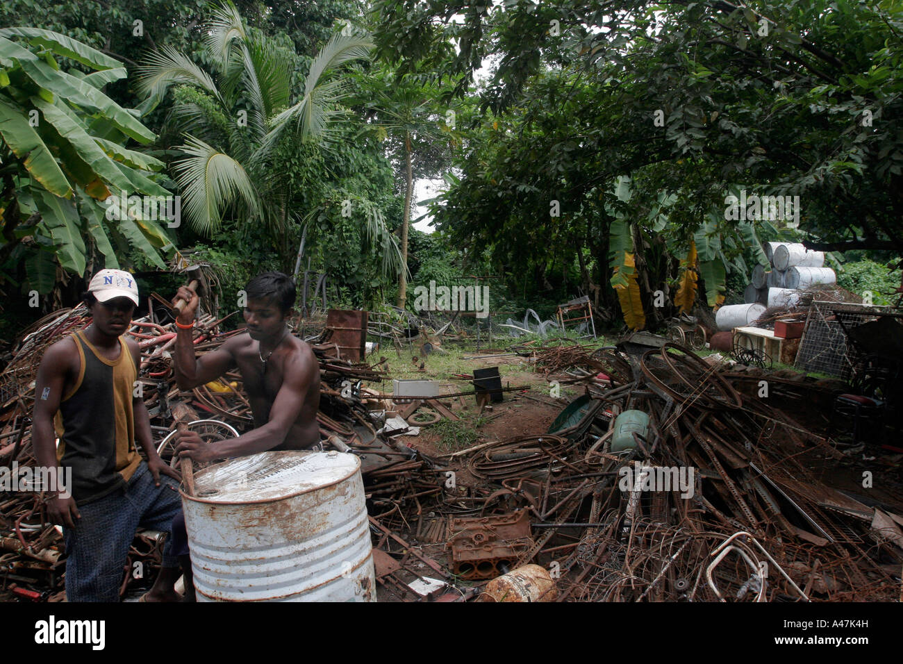 Gli uomini abbattere i rottami che è stato lasciato dopo lo tsunami in Sri Lanka Foto Stock