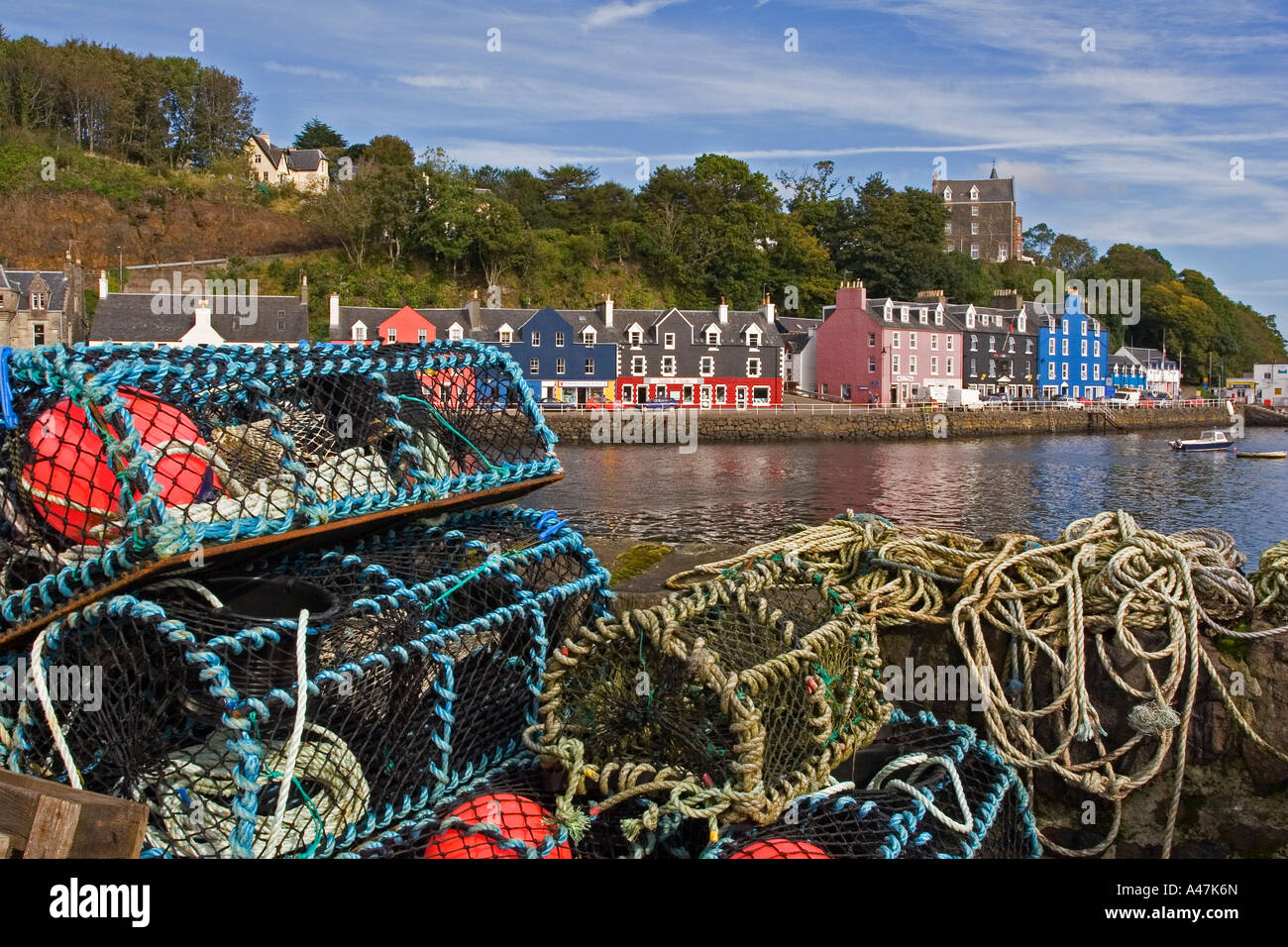 Lobster Pot sul molo del porto con vista su città Tobermory, Isle of Mull, Argyll and Bute, Scotland, Regno Unito Foto Stock