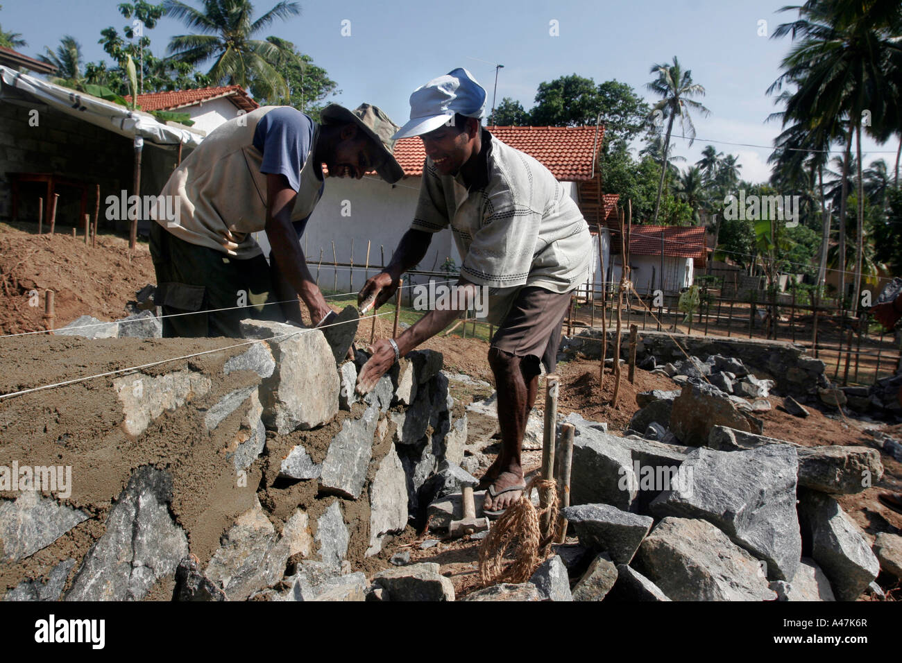 Lavoratori edili Costruzione di case permanenti per dislocare le famiglie dopo lo tsunami ha colpito lo Sri Lanka Foto Stock