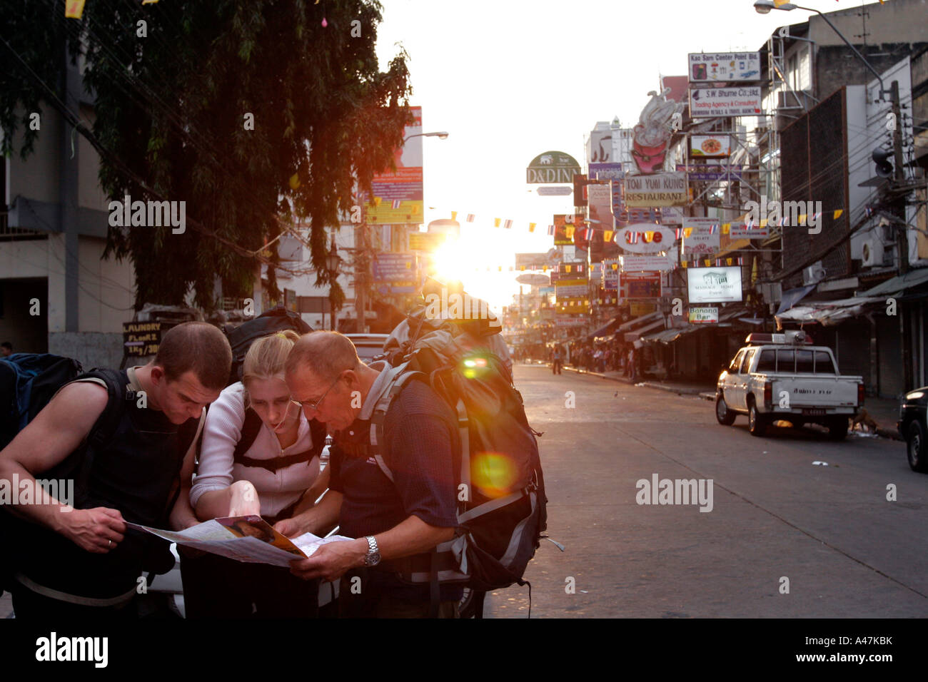 I turisti ispezionare la loro mappa a Khao San Road a Bangkok in Tailandia Foto Stock