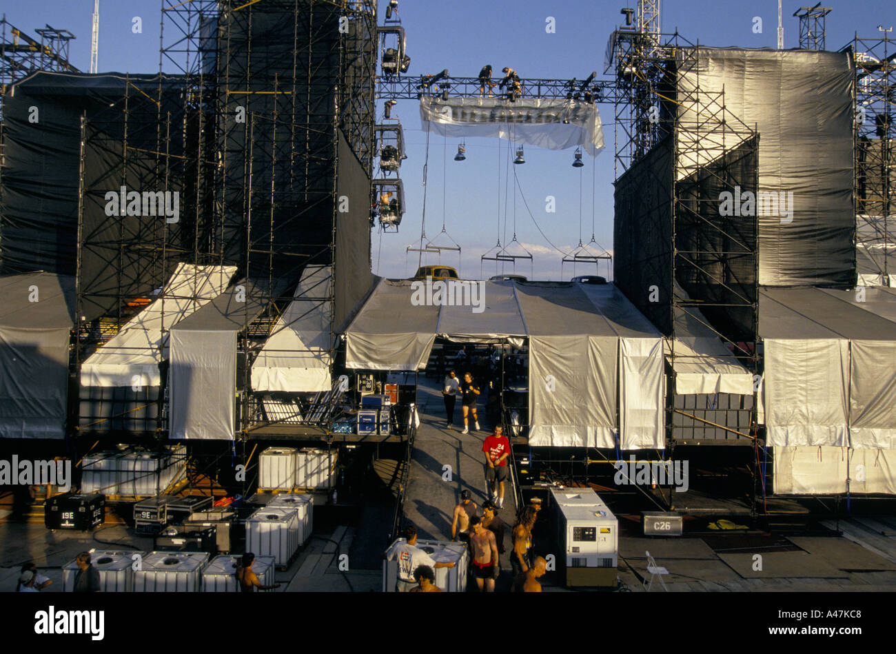 U2 on tour giugno 1993 gruppo pop u2 sul tour di illuminazione riggers equipaggio di costruzione di scena Foto Stock