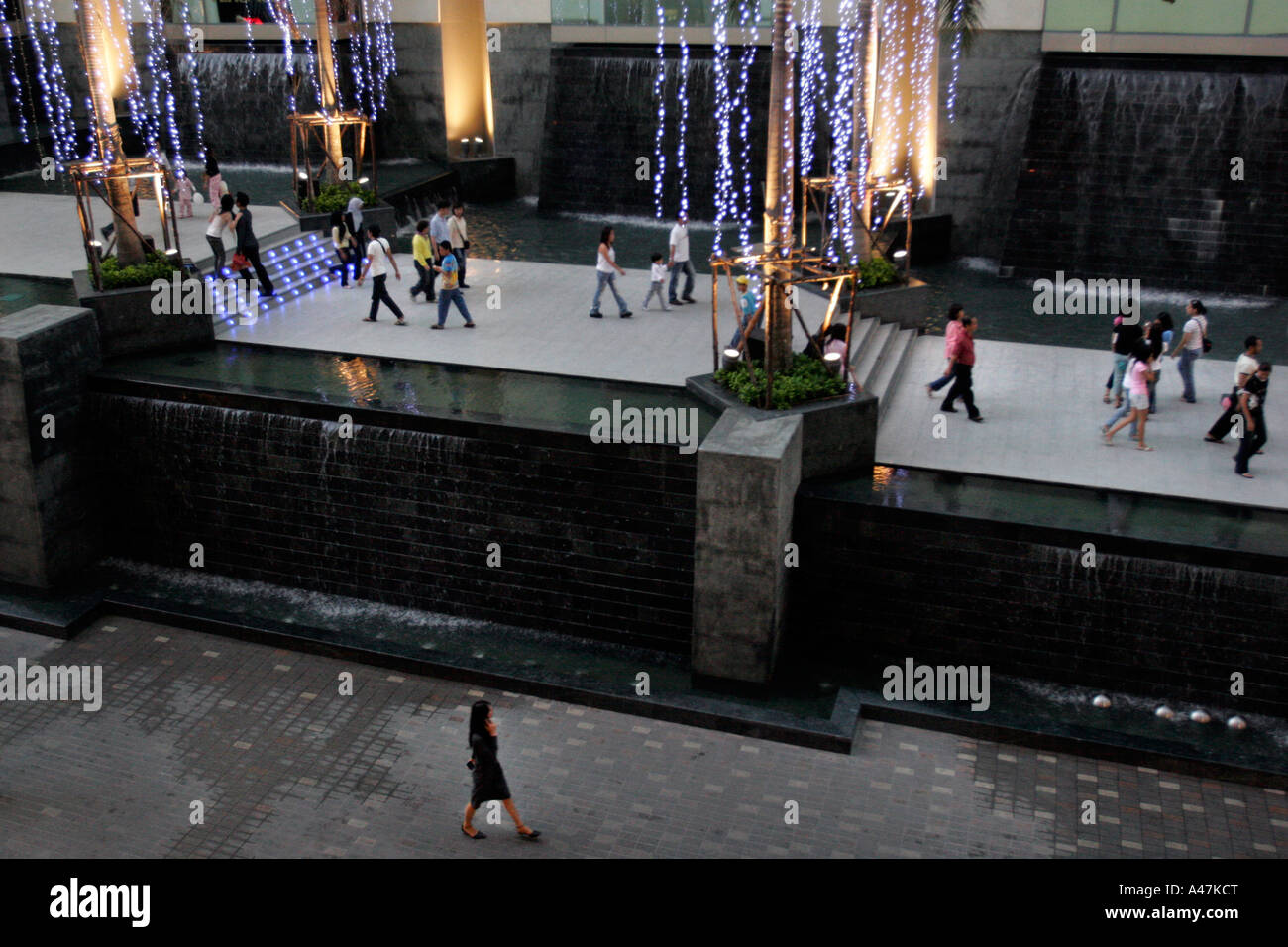 La gente a piedi su una strada a Bangkok in Tailandia Foto Stock