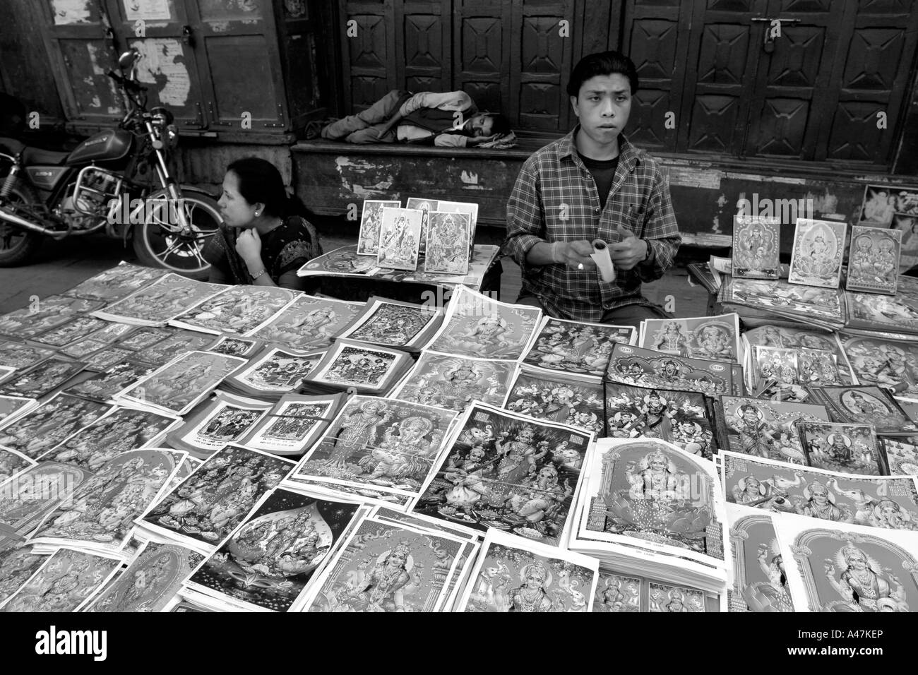 Una strada laterale distributore vende religiosa schede indù a Kathmandu in Nepal Foto Stock