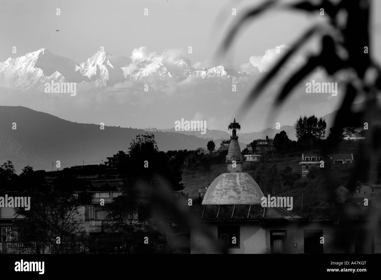 Una vista del mighty Himalayan mountain range dal villaggio rurale di Bungamati al di fuori di Kathmandu in Nepal Foto Stock