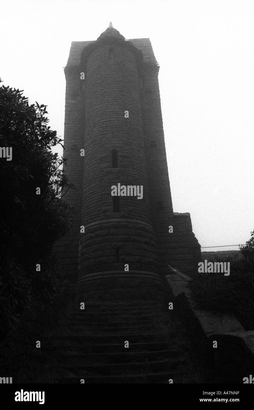 Torre di piccione nella nebbia a rivington pike Foto Stock