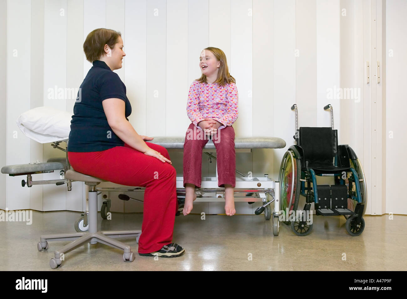 Disabilitata la ragazza con la madre in ospedale Foto Stock