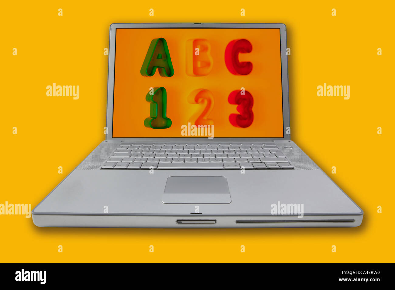 LAP TOP NOTE BOOK computer visualizzando alfabeto e numeri sullo schermo su sfondo giallo Foto Stock