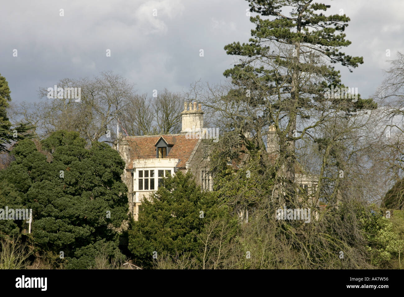 Casa nascosta dietro alcuni alberi presso la Clifton Hampden Oxfordshire Inghilterra Foto Stock