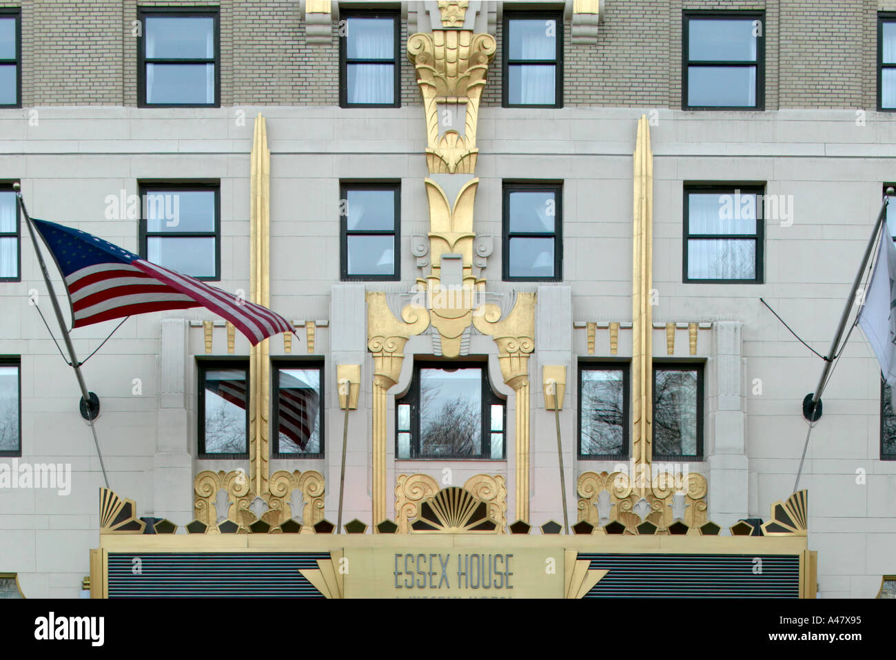 Essex House Hotel, 160 Central Park South, New York City. Dettaglio della decorazione al di sopra di entrata. Architetto: Frank Grad Foto Stock