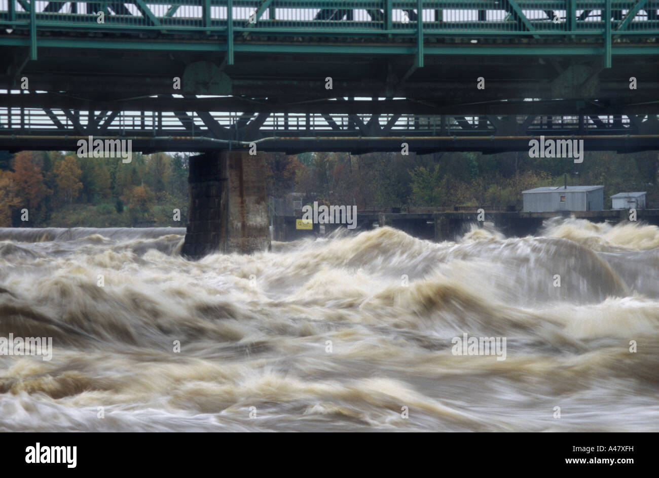 Un fiume in piena alluvione dopo tempeste autunnali Foto Stock