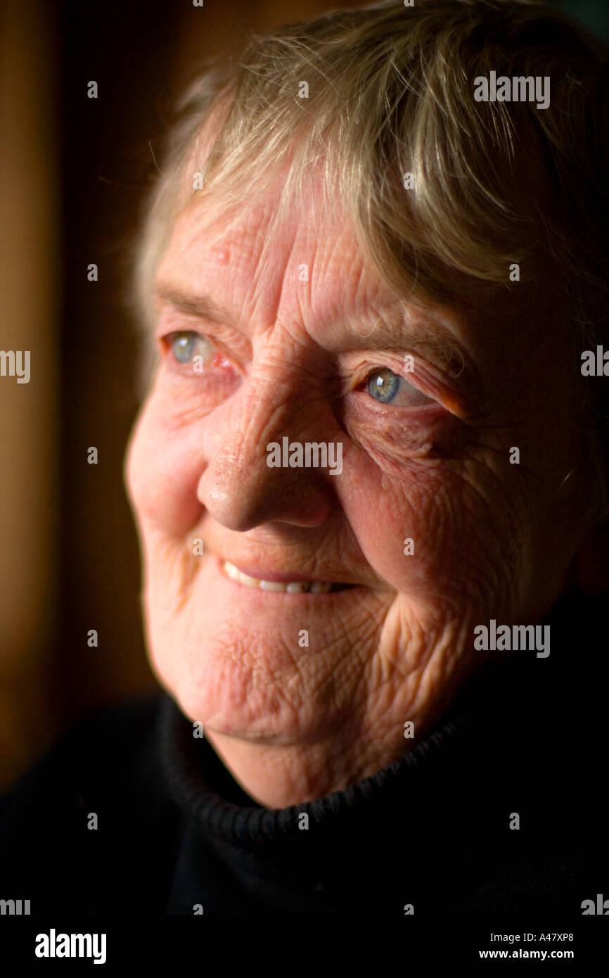 Grande Nonna Helen McDermott un residente di 91 Peters Hill parte motrice della Red Road appartamenti a Glasgow per 23 anni. Foto Stock